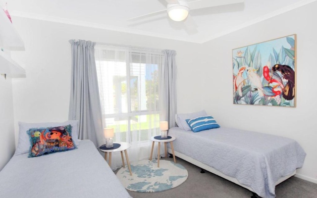 Outstanding Waterfront Hamptons Style 5 Bedroom Luxurious Home with Air Conditioning Pool and Pontoon -Bring your own boat – Guest Rooms – Minyama