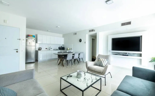 Pool side luxury suite at Royal Park-New Listing