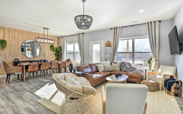 Reeds Spring Condo ~ 3 Mi to Silver Dollar City!