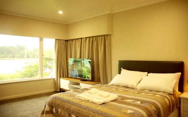Lake Domain Boarding Holiday House