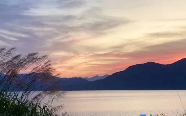 Taiping Lake Mystical Deer Hotel