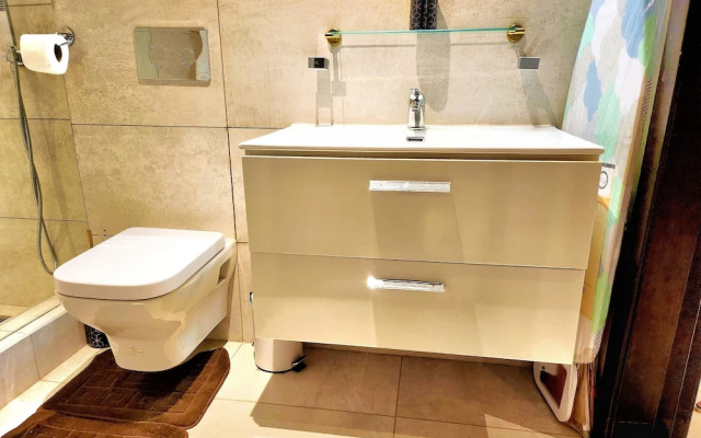 Elegant 2Bed Gem-5star Service-Pools-Gym