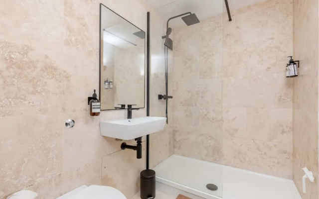 Chic 1BD Maisonette W/hot Tub, King's Cross!