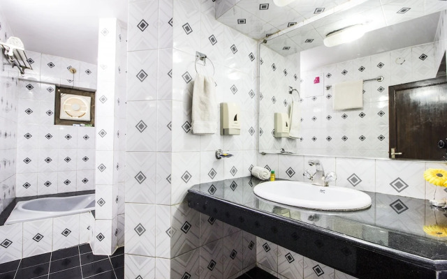 FabHotel Mayfair Inn
