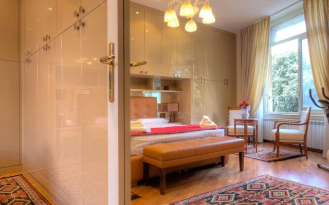 Spanish Steps Hills Apartment