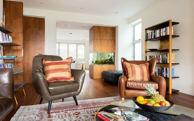 The East Finchley Retreat - 6BDR House with Swimming Pool, Garden, Parking, Pool Table Room