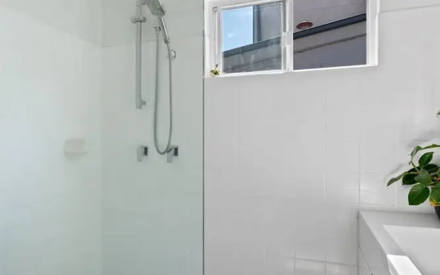 Peaceful 2 Bedroom With Private Backyard and BBQ