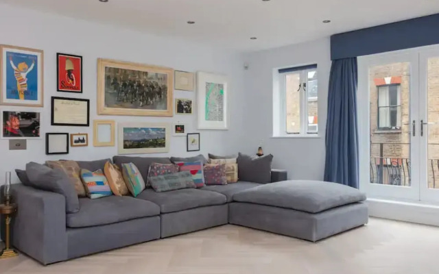 Contemporary 2 Bedroom House in Vibrant Shepherds Bush