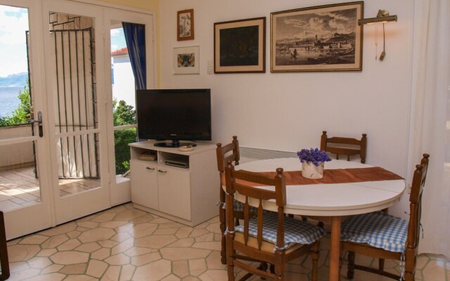 Beachfront Apartment With big Terrace and Garden