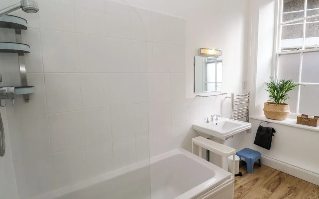 2 Regent Mews