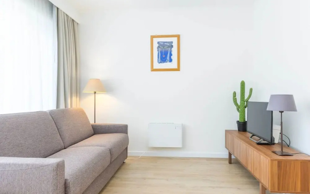 Spacious Studio Near Seafront