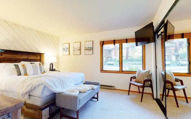 Snowcreek III 441 Pet-Friendly, BBQ Grill, Updated and On the Snowcreek Meadow by RedAwning