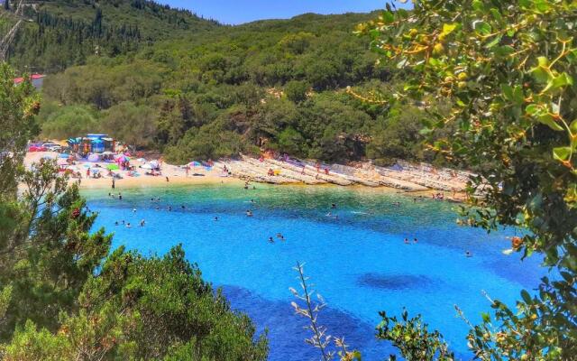 Pogonia, spacious apartment by the sea with private pool