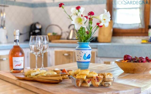 Alghero, Villa Josephine With Spectacular Swimming Pool, for 8 Guests