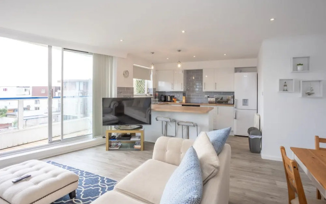Stunning 2 bed Seaside Apartment With Sea Views