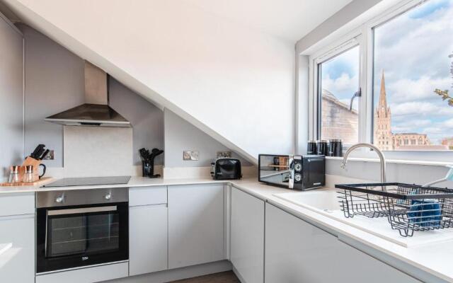 Lovely 2-bed double en-suite with Cathedral views