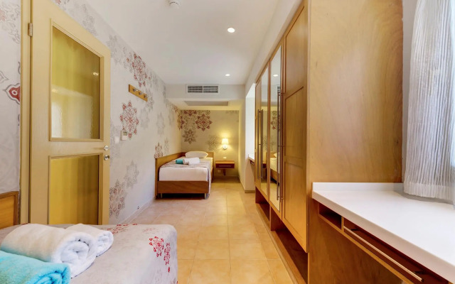 Robinson Camyuva - Adults only