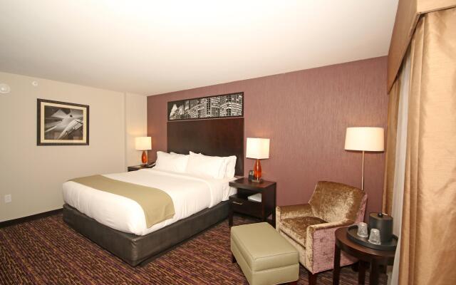 Holiday Inn Express & Suites Charlotte North, an IHG Hotel