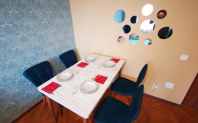 2 rooms Airy & Bright Colors
