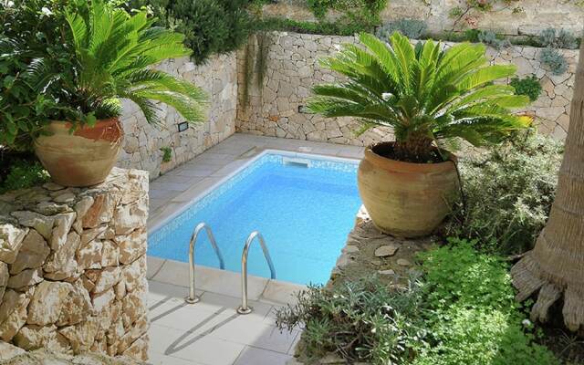 Apartment in Salento With Sea View & Pool