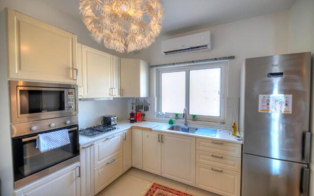 Charming 2 bedroom apartment close to Junior College ETUS1-1