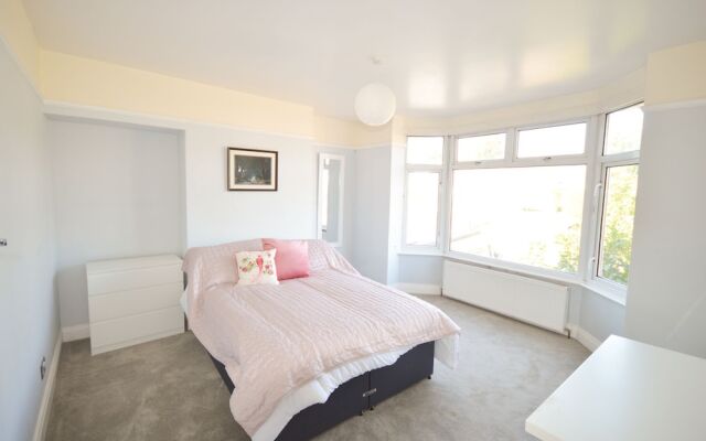 Fantastic 4 Bedroom House In Bath With Garden