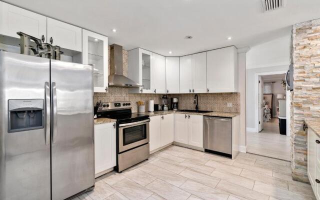 Beautiful home- Private getaway-Heated Pool/Hottub