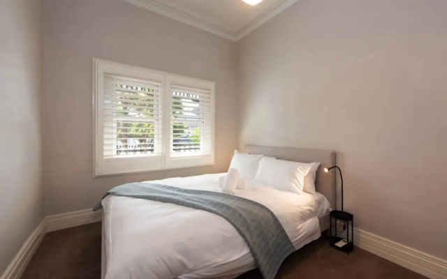Renovated 3 Bedroom Family Home in Richmond With Parking – Guest Rooms – Melbourne