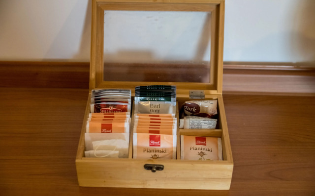 Terra Magica Deluxe Apartment OR Room with Private Parking, Terrace and Sea View