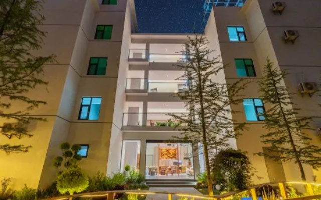 Rooftop Coffee Hotel with Snow-capped Mountain View – Exterior – Lijiang