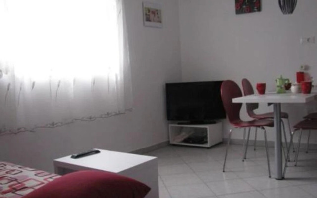 Xena - Comfort and Spacious - A2 Red