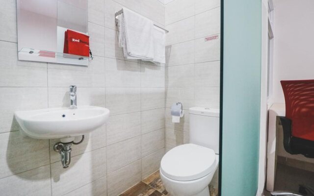 RedDoorz Plus near Living Plaza Jababeka