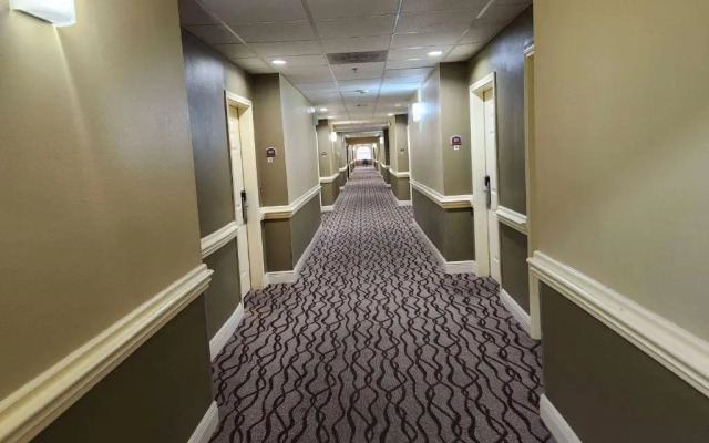 Days Inn & Suites Pasadena