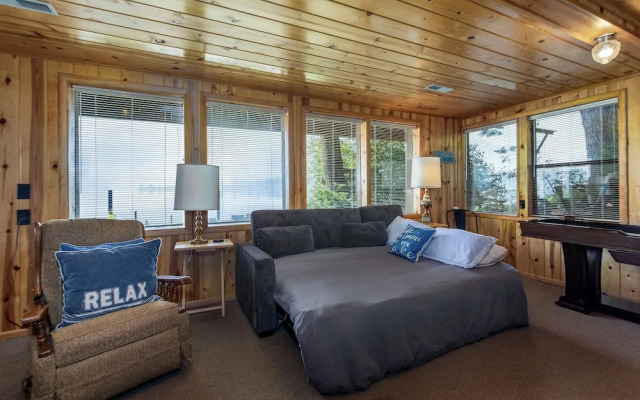 All About The Lake 4 Bedroom Home by NW Comfy Cabins by RedAwning