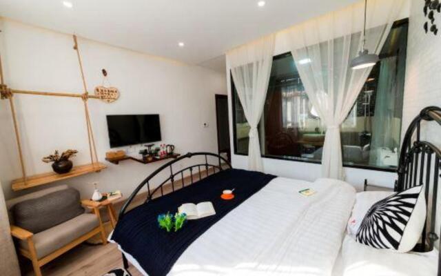 Jiuqi Wuzhen Linshe Art Hotel