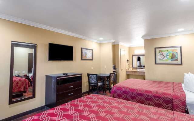 Econo Lodge Inn & Suites Escondido Downtown