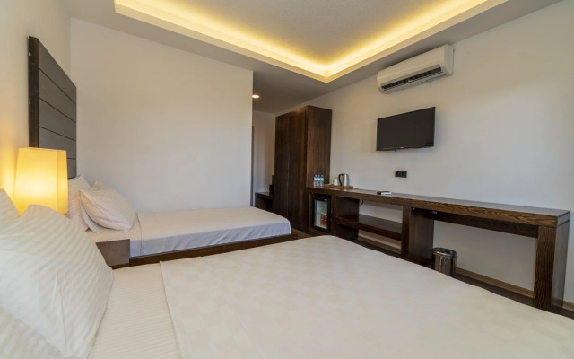 Manaspark Deluxe Hotel
