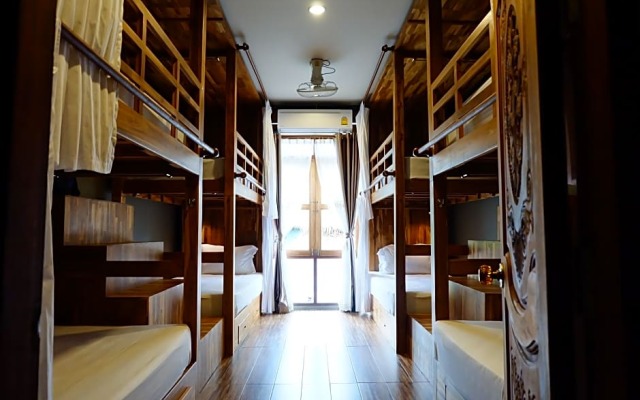Lipe - Bloom Cafe and Hostel
