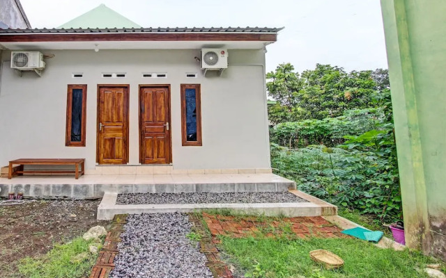 OYO 92521 Guest House Inayah Syariah