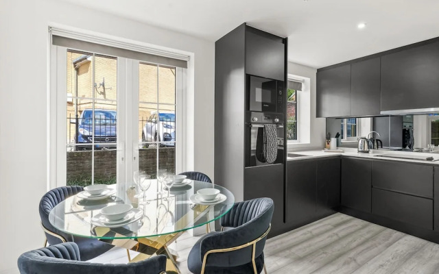 Luxurious 1 Bed Apartment - Free Wifi and Parking