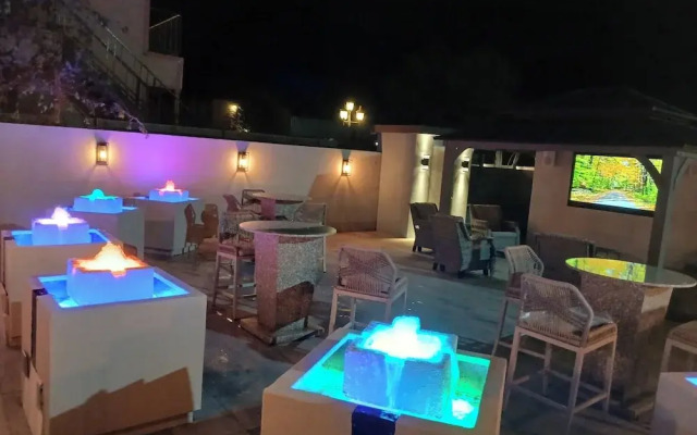 Deluxe 6 Inn & Suites