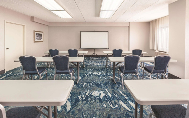 La Quinta Inn & Suites by Wyndham Philadelphia Airport