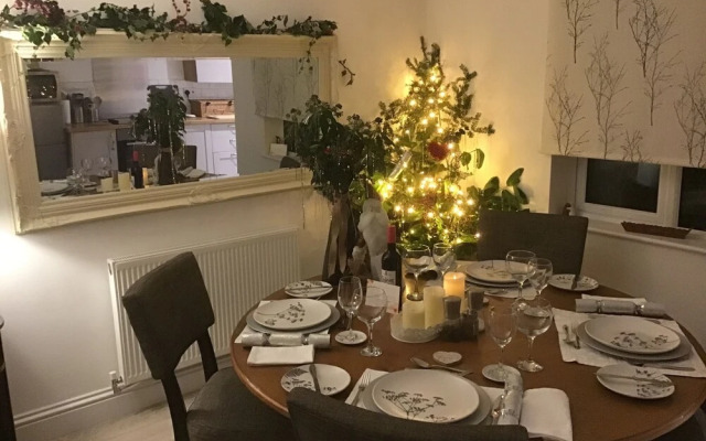 Cozy Nook Cottage - Sleeps 4, Garden & Parking