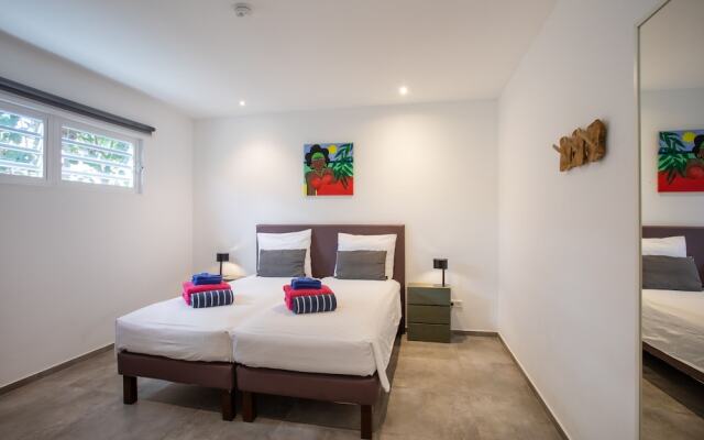 Casa Maria Curacao. Luxury 6 Bedroom Villa Next to Supermarket & Jan Thiel Beach
