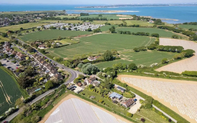 Spacious Coastal Retreat for 10 in West Wittering