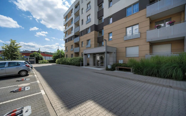 Spacious Apartment for 6 by Renters