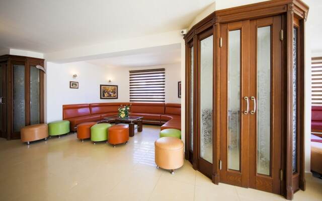 May Garden Club Hotel