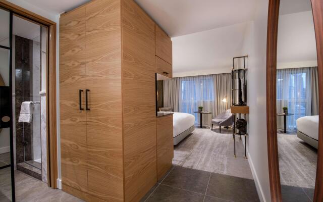 Lincoln Plaza London, Curio Collection by Hilton