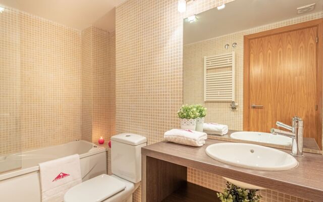 Apartment With 3 Bedrooms, sea Views and Pool