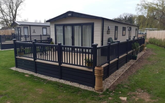 Captivating Bluebell Lodge 2-bed Cotswolds Caravan